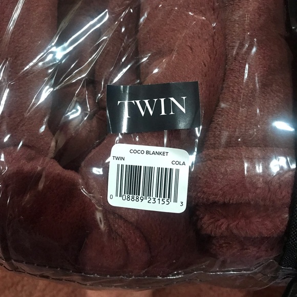 UGG brand very soft new twin size blanket in cola color . - Picture 4 of 12